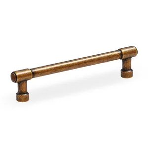 ידית עם חיבורים גליליים בקצוות ברונזה עתיקה